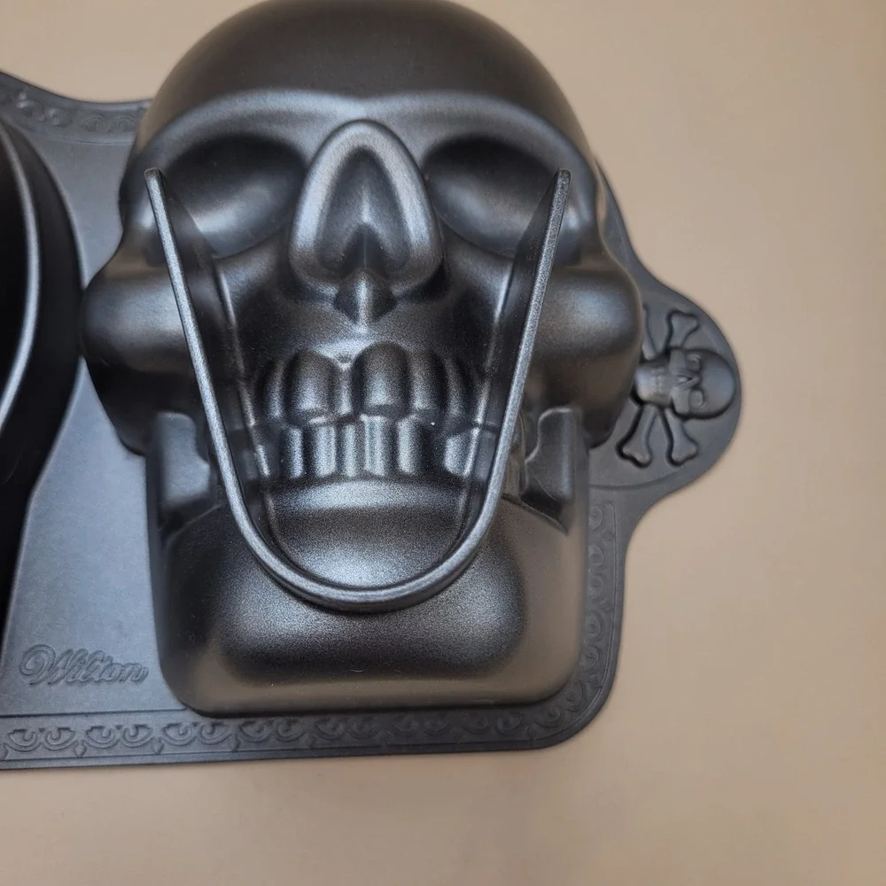 Wilton 10-Cup 3D Skull Cake Pan Cast Aluminum Cake Mold Skeleton Head nonstick